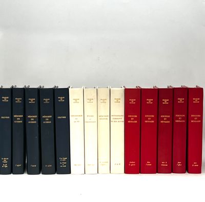 plusieurs livres sont alignés sur une surface blanche