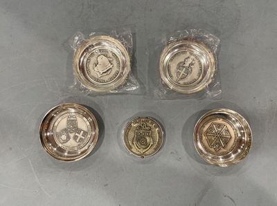 quatre pièces d'argent et d'or posées sur une table