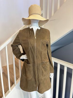 Le mannequin porte un chapeau et une veste dans l'escalier.