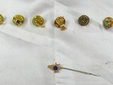 de nombreux types de boucles d'oreilles posées sur un tissu blanc