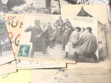 de nombreuses photos anciennes de personnes et de bâtiments sur la table