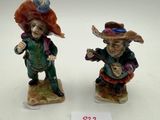 deux figurines représentant un homme et une femme avec une guitare