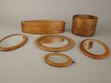 de nombreux objets en bois posés sur une table