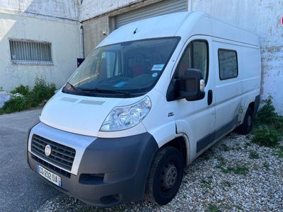 une camionnette blanche garée devant un bâtiment