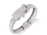 gros plan d'un bracelet en diamant sur fond blanc