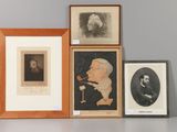 plusieurs photos encadrées représentant des hommes et des femmes, posées sur une table
