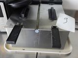 un appareil posé sur une table à côté d'un micro-ondes