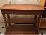 une table en bois surmontée d'une étagère