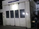 un camion garé devant un bâtiment