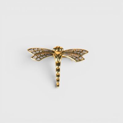 une broche en forme de libellule en or, sertie de diamants