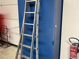 une échelle appuyée contre une armoire bleue dans un garage