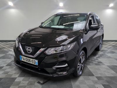La Nissan Murano noire est garée sur un sol à damier.