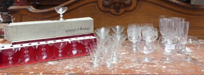 une table sur laquelle se trouvent plusieurs verres à vin et une boîte