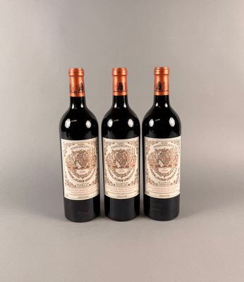 trois bouteilles de vin posées sur une table l'une à côté de l'autre
