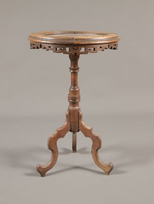 une table en bois avec un plateau circulaire et un piètement en bois
