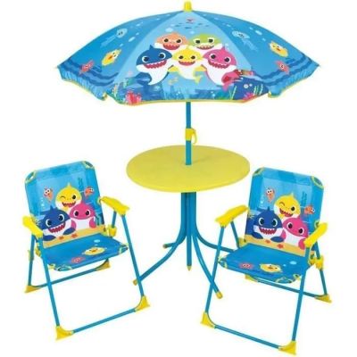 deux chaises et une table avec un parasol sur fond blanc