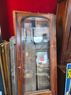 une vitrine en verre avec un livre posé par terre