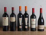 plusieurs bouteilles de vin sont alignées sur une table en bois