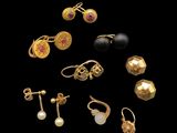 une collection de bijoux en or et en perles, comprenant notamment des boucles d’oreilles et des bagues