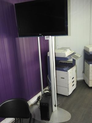 une télévision posée sur un meuble dans un coin de la pièce