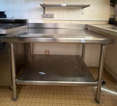 une table en acier inoxydable au milieu d'une cuisine