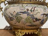 un vase orné d'un motif de dragon, posé sur une table