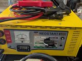 un boîtier jaune sur lequel se trouvent des fils et un chargeur