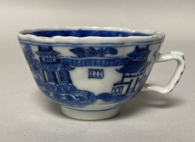 CHINE - XIXe siècle Tasse en porcelaine à décor en bleu sous…