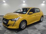 une voiture jaune garée dans un garage au sol en damier