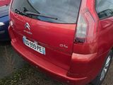 une voiture rouge garée dans un parking