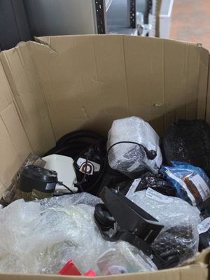 une boîte en carton remplie d'objets hétéroclites sur le sol