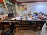 un établi encombré