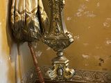 une bougie posée sur un bougeoir dans un coin de la pièce