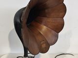 un gros plan d'un vieux gramophone posé sur une table