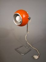SPACE AGE. Lampe de bureau à globe en métal laqué orange dit… (photo 3)