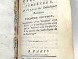 un livre ouvert, muni d'une étiquette, posé sur une table