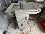 une salle de bains sale équipée de toilettes et d'un lavabo