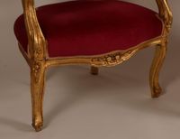 Paire de fauteuils en bois sculpté, mouluré et doré à décor … (photo 6)