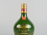 une image représentant une bouteille verte ornée d'une bordure dorée et d'un bouchon doré