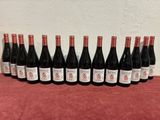 un groupe de bouteilles de vin posées sur une table