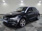 Le SUV Audi noir est garé dans une grande pièce.