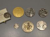 plusieurs pièces d'argent et d'or ainsi qu'une petite boîte posées sur une table