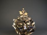 une image d'un vase sur lequel sont disposés de nombreux objets