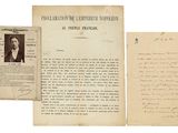 une pile de vieux journaux sur laquelle figure la photo d'un homme en costume