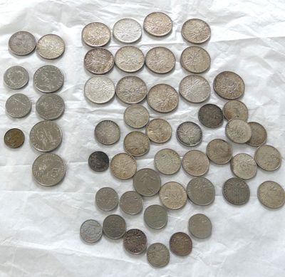 beaucoup de pièces qui sont sur la table