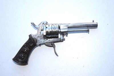 Révolver à cartouches à broches, calibre 7 mm; carcasse grav…