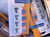 une boîte en carton remplie de toutes sortes d'étiquettes