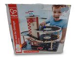 un petit garçon qui joue avec un coffret de jouets