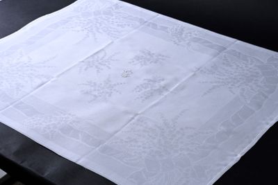 une table recouverte d'une nappe blanche