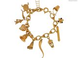 une image représentant un bracelet en or orné de diverses breloques, sur fond blanc